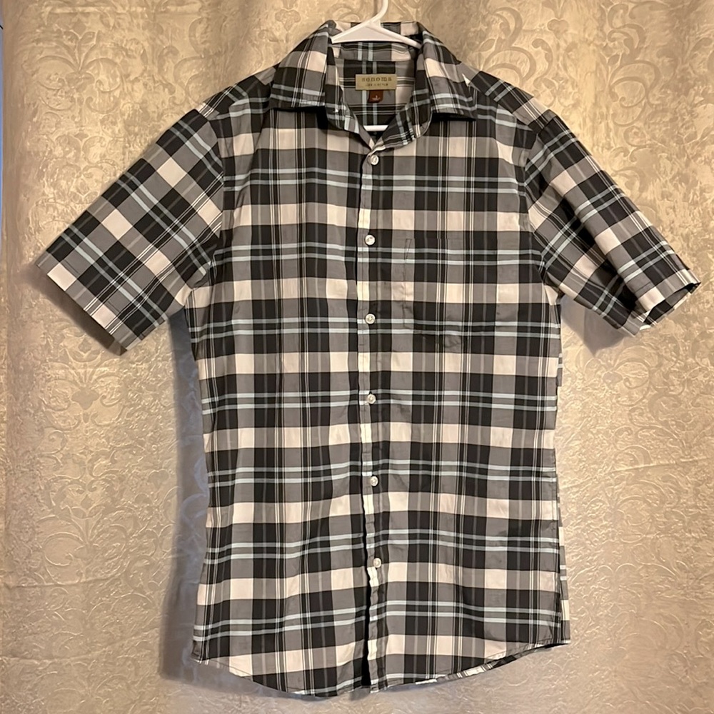 Mens Sonoma short sleeve gray plaid button down shirt. Size small.